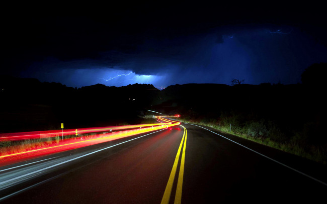 Обои картинки фото природа, дороги, молния, гроза, ночь, шоссе