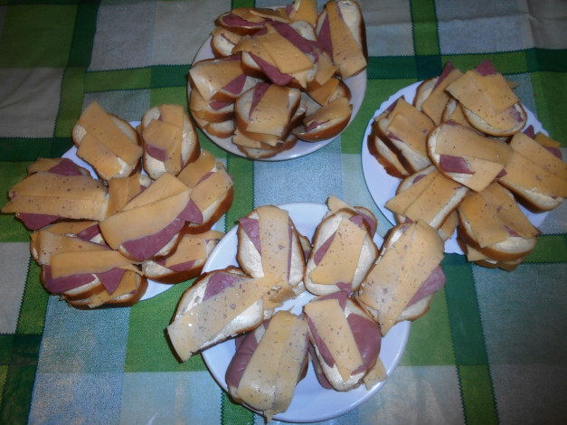 Обои картинки фото еда, бутерброды,  гамбургеры,  канапе, колбаса, сыр, хлуб