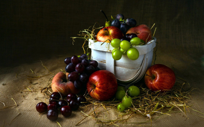 Обои картинки фото еда, фрукты,  ягоды, корзинка, яблоки, виноград