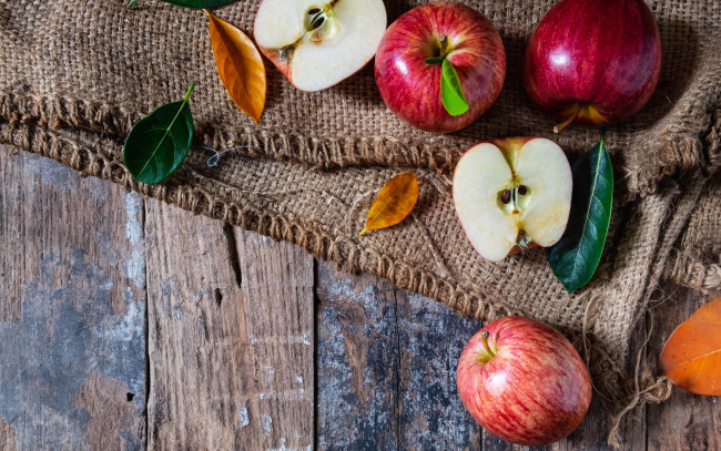 Обои картинки фото еда, яблоки, краснобокие, листья