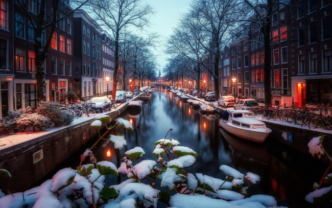 Обои картинки фото города, амстердам , нидерланды, вечер, снег, зима, лодки, канал
