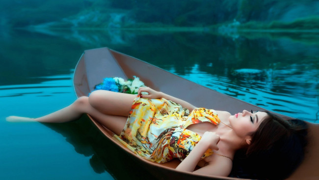 Обои картинки фото девушки, - азиатки, река, лодка, азиатка, ночь, цветы