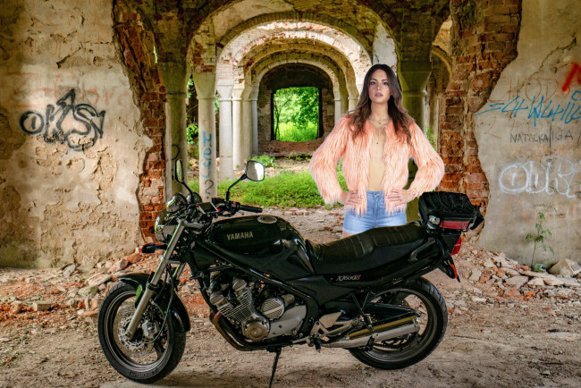 Обои картинки фото мотоциклы, мото с девушкой, yamaha