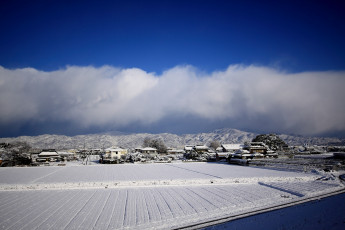 Картинка природа зима горы облака снег дома
