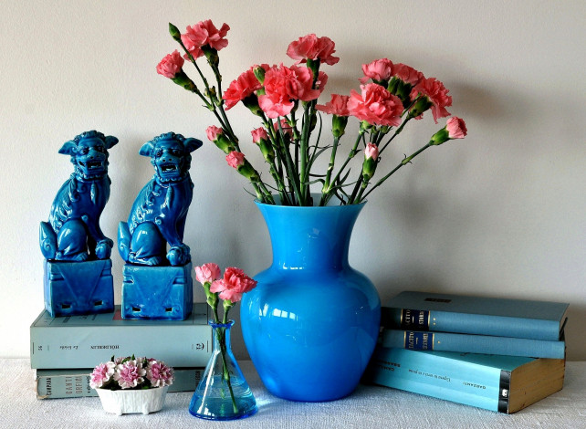 Обои картинки фото цветы, гвоздики, статуэтки, ваза, книги, синий
