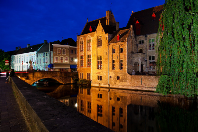 Обои картинки фото brugge бельгия, города, брюгге , бельгия, дома, набережная, ночь, огни, brugge, мост, канал