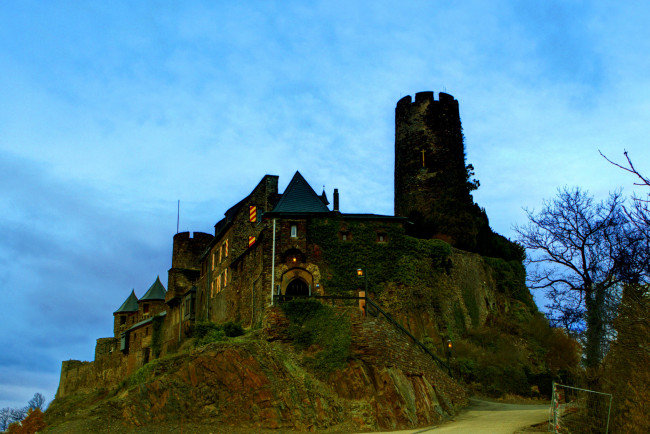 Обои картинки фото burg thurant германия, города, - дворцы,  замки,  крепости, растения, гора, германия, замок
