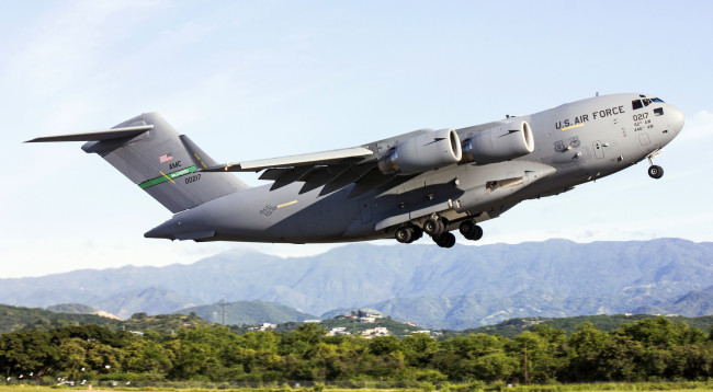 Обои картинки фото авиация, военно-транспортные самолёты, самолет, полоса, взлет