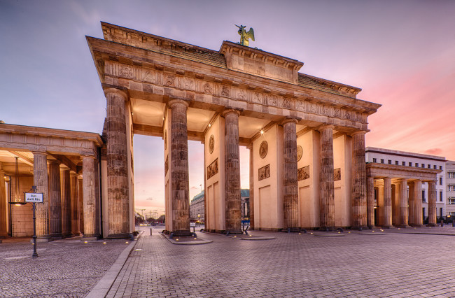 Обои картинки фото города, берлин , германия, бранденбургские, ворота, берлин, дома, утро