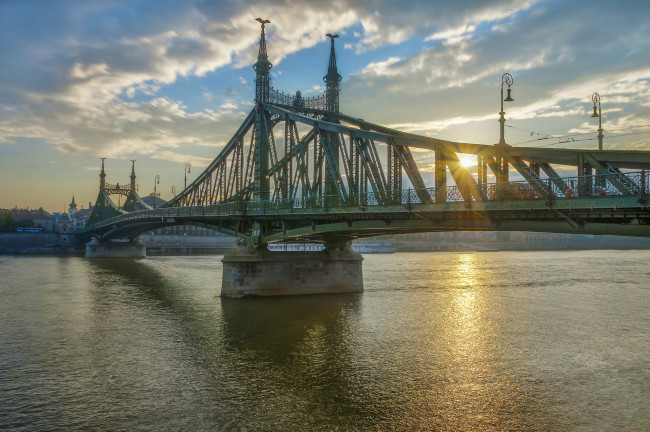 Обои картинки фото liberty bridge, города, - мосты, река, мост