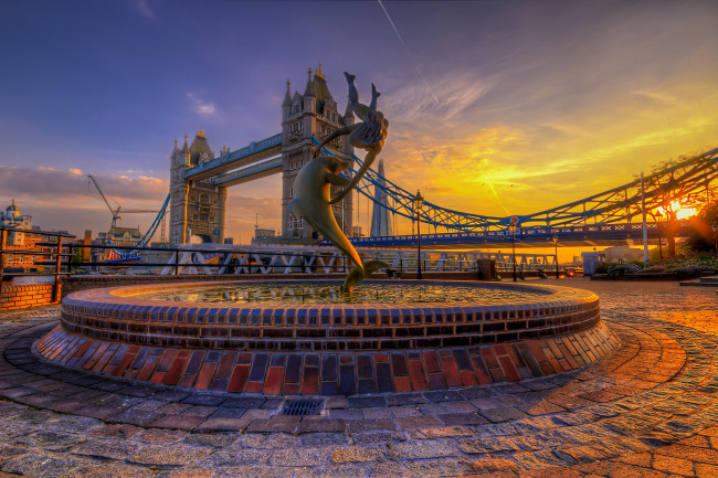 Обои картинки фото girl with a dolphin skylight, города, лондон , великобритания, скульптура, набережная, мост, река
