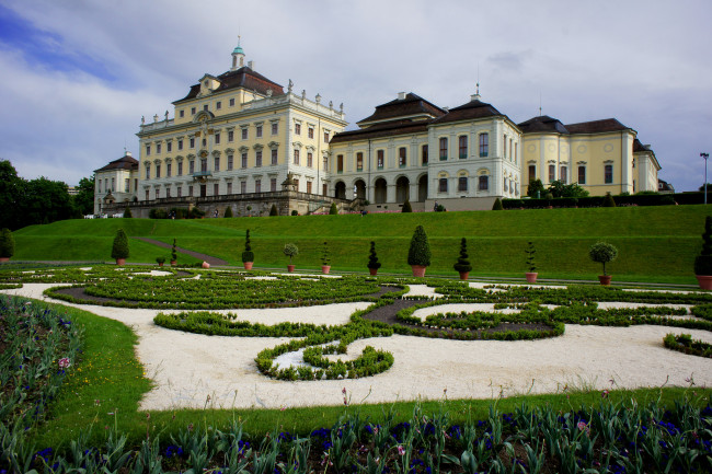 Обои картинки фото ludwigsburg palace, города, - дворцы,  замки,  крепости, пригорок, парк, дворец