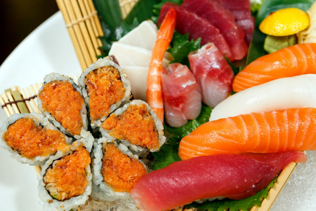 Обои картинки фото еда, рыба,  морепродукты,  суши,  роллы, японская, креветка, суши, форель, роллы, кухня