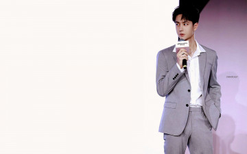 Картинка мужчины wang+yi+bo артист костюм микрофон