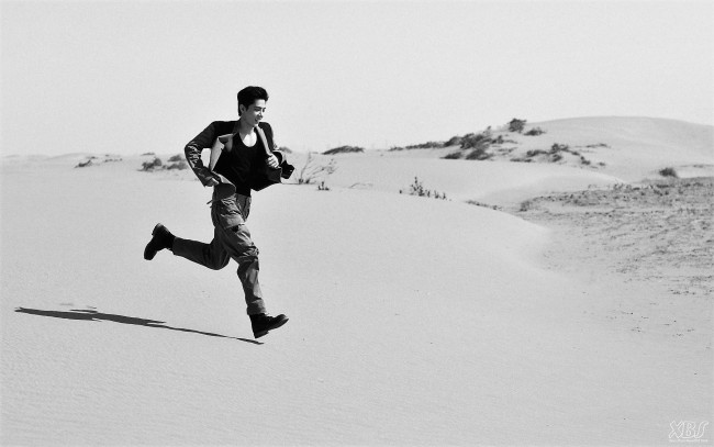 Обои картинки фото мужчины, xiao zhan, актер, куртка, бег, пустыня