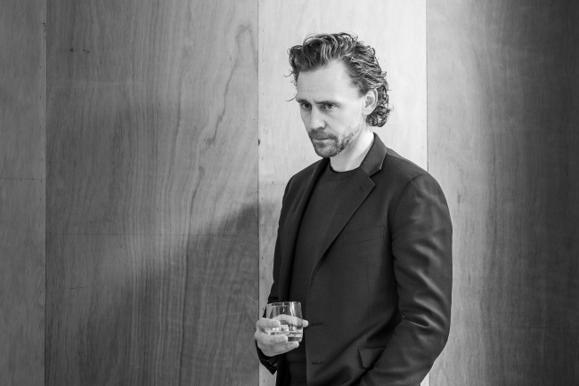 Обои картинки фото мужчины, tom hiddleston, актер, пиджак, бокал