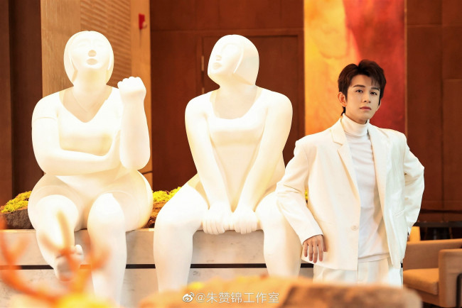 Обои картинки фото мужчины, zhu zanjin, актер, костюм, статуи