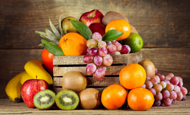 Обои картинки фото еда, фрукты,  ягоды, яблоки, апельсины, мандарины, киви, виноград, ящик, ьананы