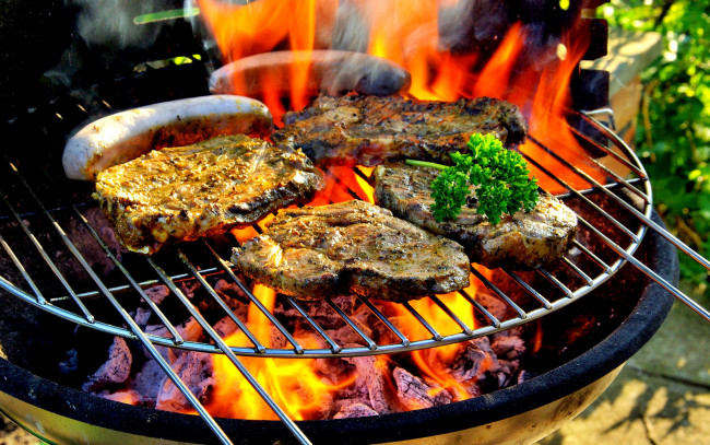 Обои картинки фото еда, шашлык,  барбекю, колбаски, мясо, огонь, решетка