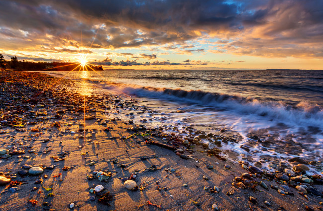 Обои картинки фото природа, восходы, закаты, галька, лучи, солнце, горизонт, пена, волны, пляж, океан