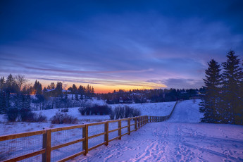 Картинка природа зима утро восход поселок деревня ограждение дорожка снег следы