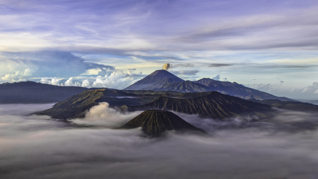 Обои картинки фото природа, горы, дымка, вулкан, бромо, Ява, индонезия, облака, небо