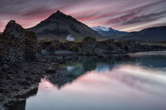 Обои картинки фото природа, пейзажи, горы, небо, закат, домик, исландия, вечер, отражение, озеро