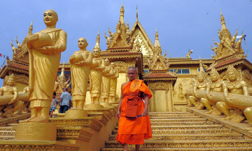 обоя города, - буддийские и другие храмы, камбоджа, монах, на, ступеньках, старинного, храма