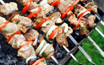 Картинка еда шашлык +барбекю шампуры лук баклажаны мясо