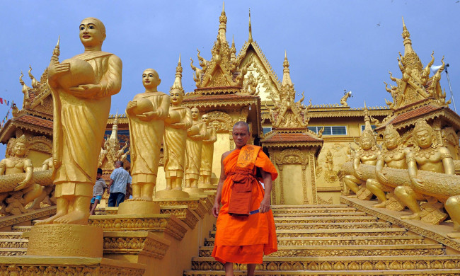 Обои картинки фото города, - буддийские и другие храмы, камбоджа, монах, на, ступеньках, старинного, храма