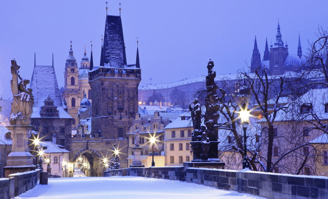 Обои картинки фото карлов мост, города, прага , Чехия, зима, снег, мост, здания, дома, башни, огни, скульптуры