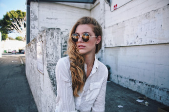 Картинка девушки -unsort+ блондинки +светловолосые здание очки блондинка рубашка