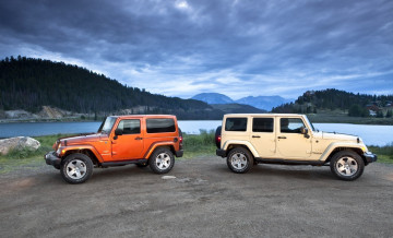 обоя автомобили, jeep, оранжевый, wrangler, джипы, река, лес, тучи, небо, белый