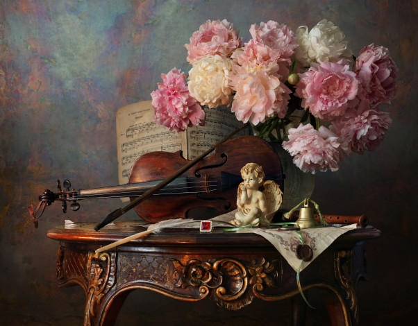 Обои картинки фото музыка, -музыкальные инструменты, скрипка, ноты, пионы, букет, статуэтка