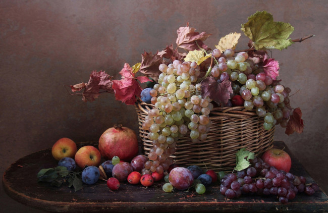 Обои картинки фото еда, фрукты,  ягоды, корзина, листья, винограт, гранат, яблоки, сливы