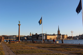 Картинка города стокгольм швеция статуи флаги ратуша река