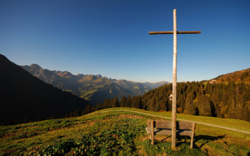 Картинка природа горы крест скамья лето