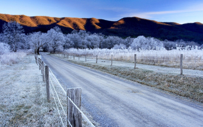 Обои картинки фото природа, зима, иней, небо, горы, деревья, забор