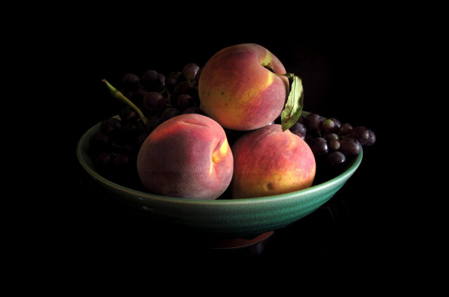 Обои картинки фото еда, фрукты, ягоды, персики, виноград