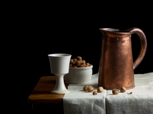 Картинка еда орехи +каштаны +какао-бобы кувшин стакан стол салфетка