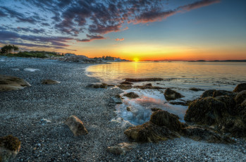 Картинка природа восходы закаты океан пляж камни галька солнце сияние