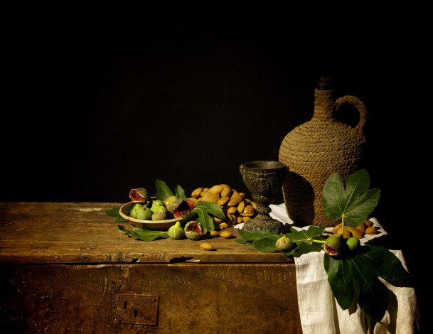 Обои картинки фото еда, натюрморт, кувшин, листья, инжир, орехи, стол