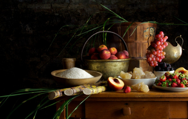 Обои картинки фото еда, натюрморт, бочка, бамбук, трава, персик, клубника, ежевика, виноград