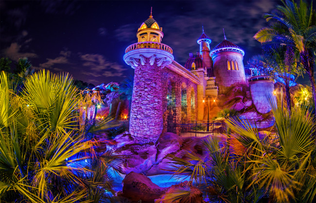 Обои картинки фото new fantasyland - prince eric`s castle, города, диснейленд, площадь, огни, замок, парк, ночь