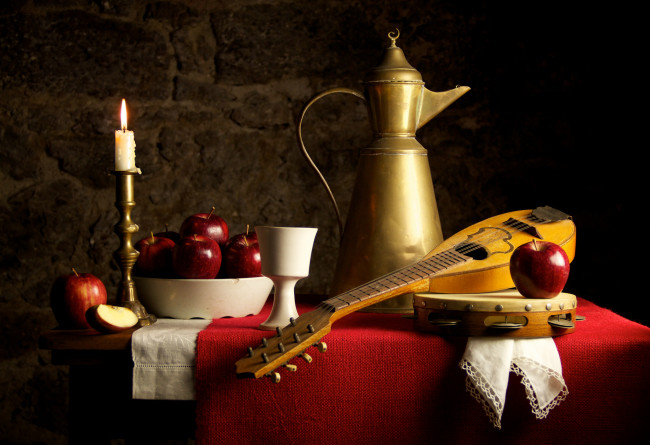 Обои картинки фото еда, натюрморт, стол, салфетка, кувшин, свеча, скрипка, яблоки