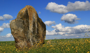 Картинка природа камни +минералы облака standing небо каменная глыба stones-stone поле