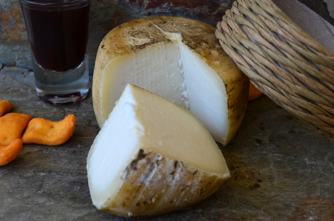 Обои картинки фото cabra muntanyola, еда, сырные изделия, сыр