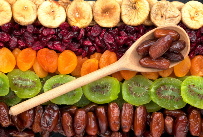 Обои картинки фото еда, фрукты,  ягоды, инжир, киви, курага, финики, fruit, сухофрукты