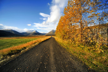 обоя природа, дороги, осень, дорога, деревья, поле, горы, небо