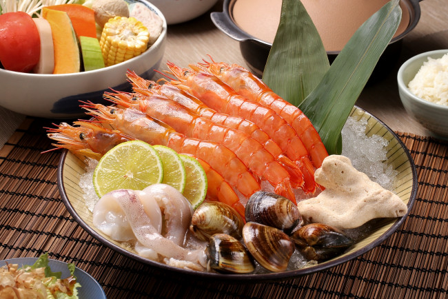 Обои картинки фото еда, рыба,  морепродукты,  суши,  роллы, морепродукты, креветки, моллюски, кальмары, овощи, лимон